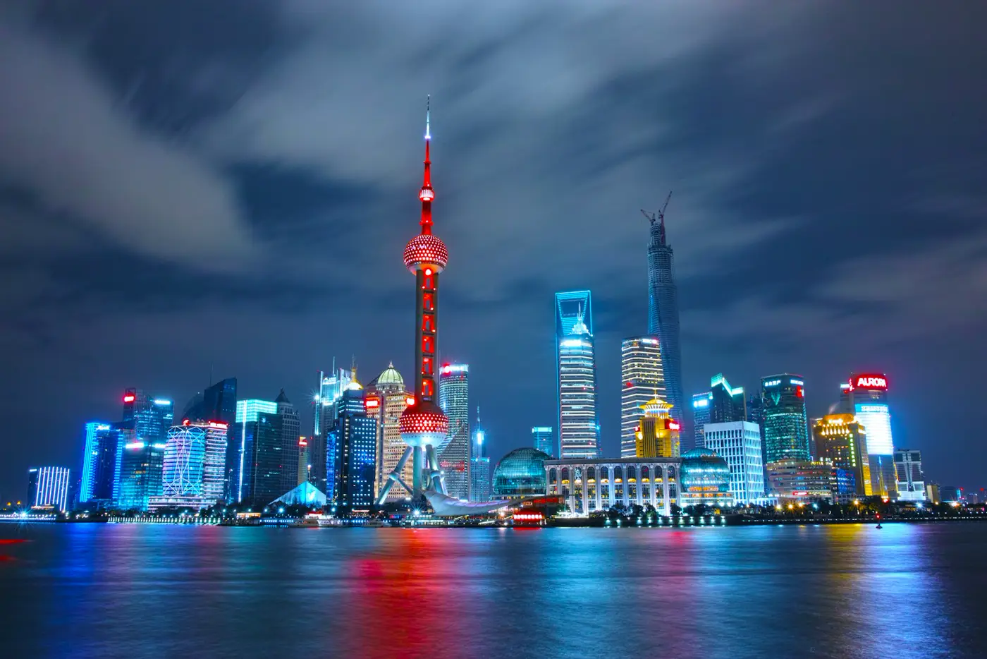 夜色中的上海陆家嘴，东方明珠与江面灯光